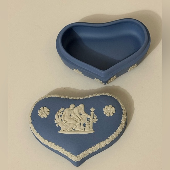 Vintage Wedgwood Classic Blue Jasperware Heart Shaped Box - Picture 4 of 10